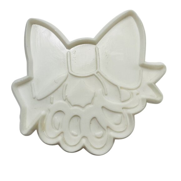 Cartoon Bow-Themed White Plastic Cookie Cutter Five Rings Holiday Christmas Song - Picture 1 of 4